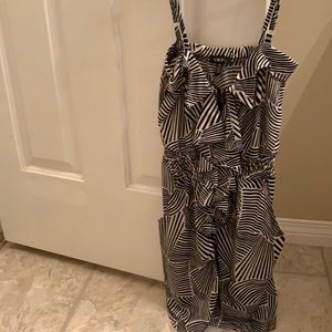 Urban planet. Black/white size small. 2 pockets.